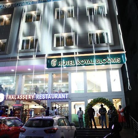 Hotel Royal Blooms Bangalore Esterno foto