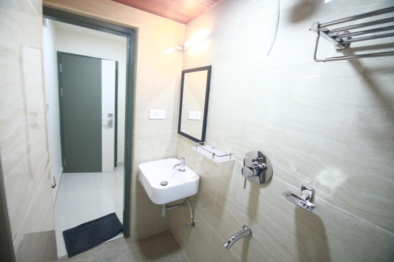 Hotel Royal Blooms Bangalore Esterno foto