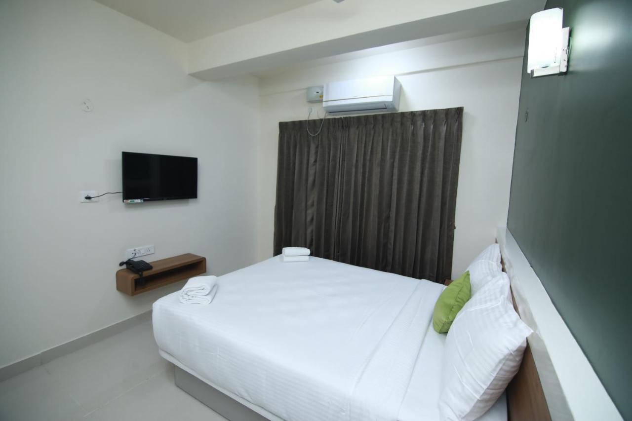 Hotel Royal Blooms Bangalore Esterno foto