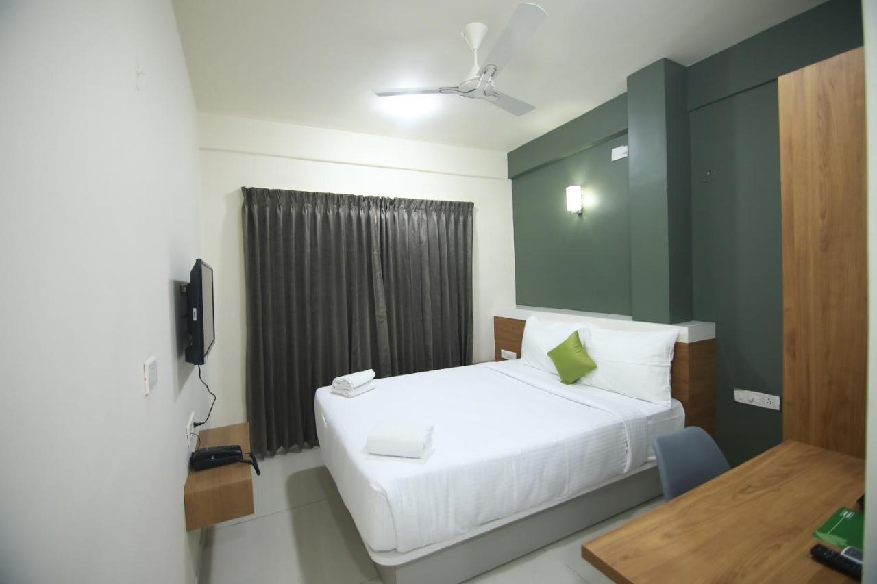 Hotel Royal Blooms Bangalore Esterno foto