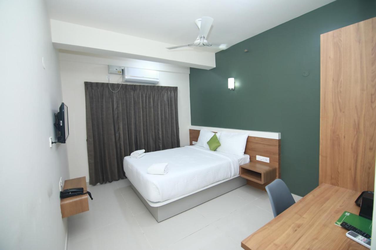 Hotel Royal Blooms Bangalore Esterno foto