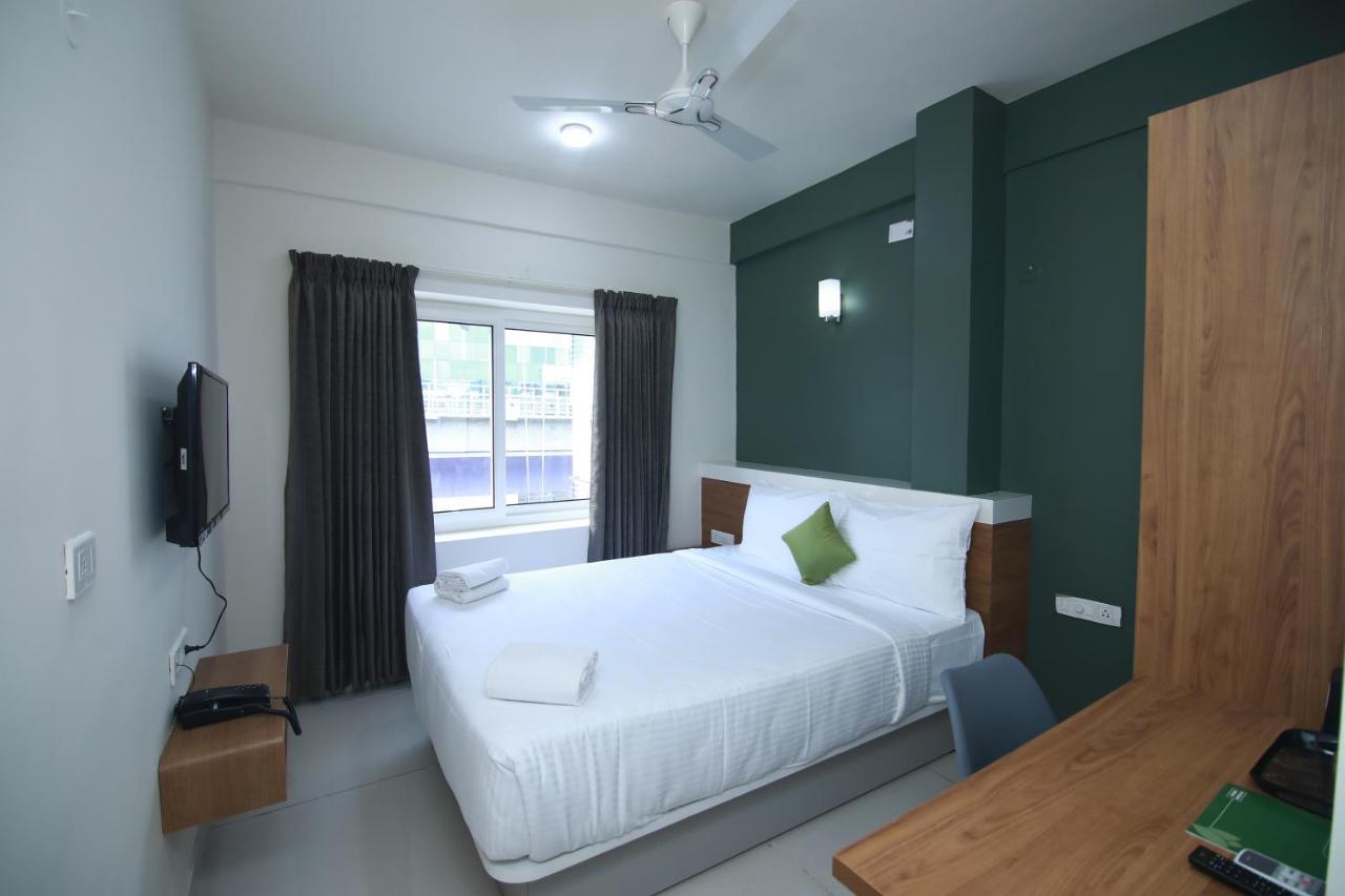 Hotel Royal Blooms Bangalore Esterno foto