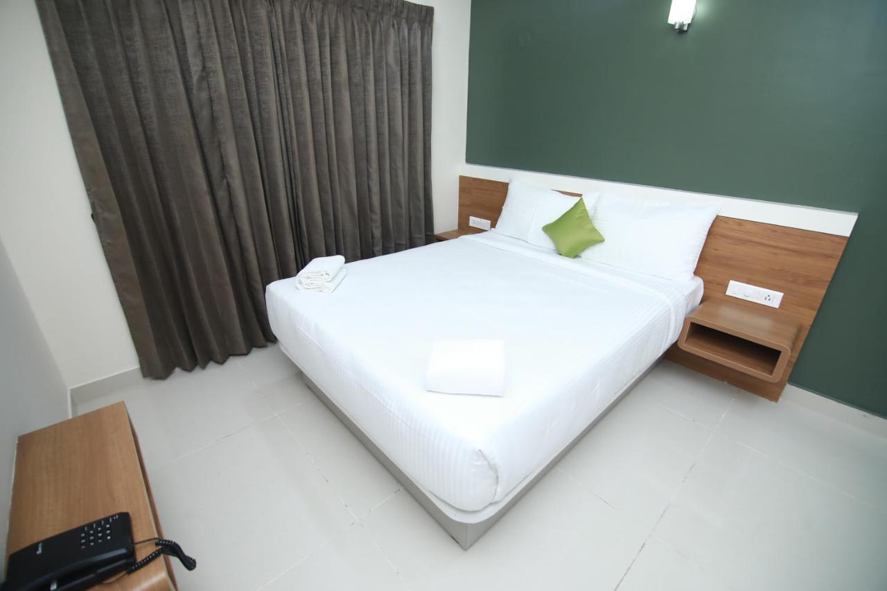 Hotel Royal Blooms Bangalore Esterno foto