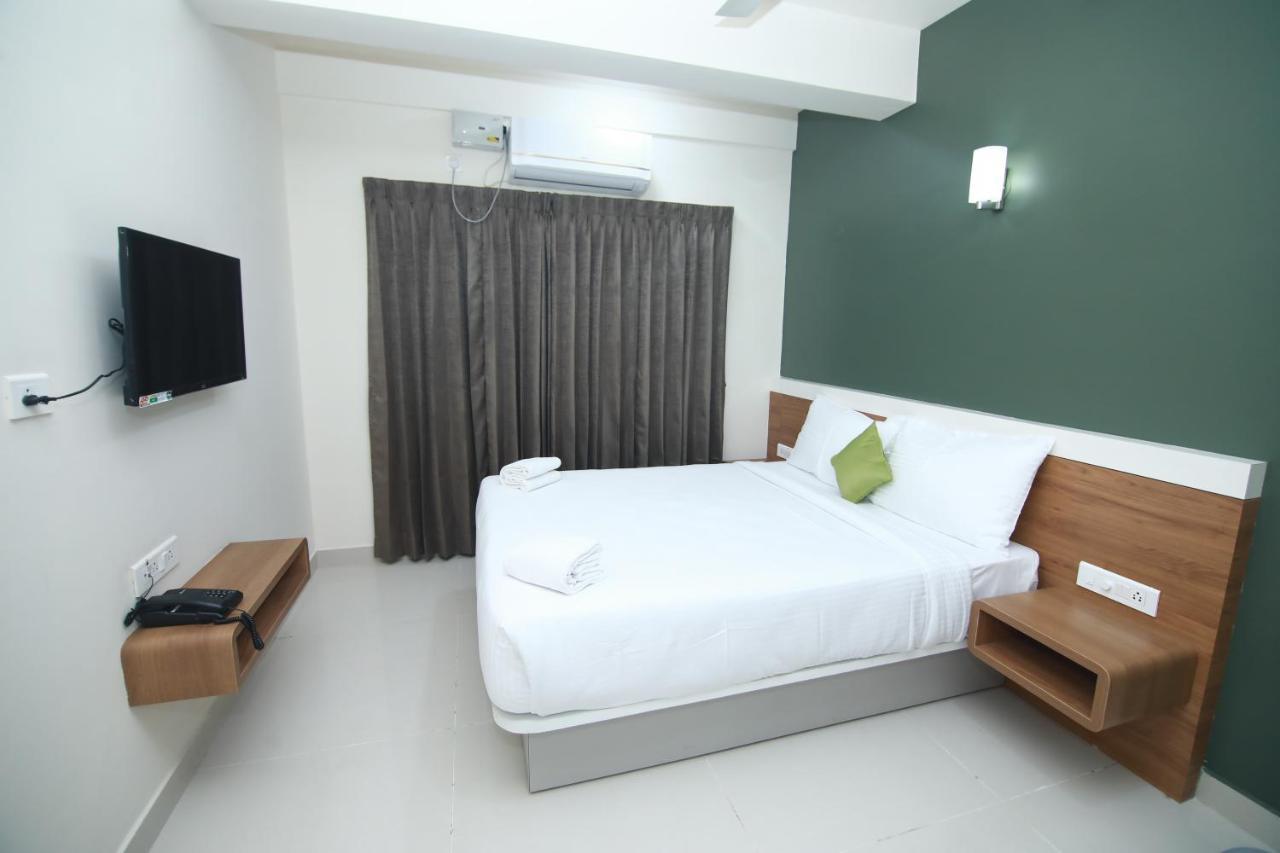Hotel Royal Blooms Bangalore Esterno foto