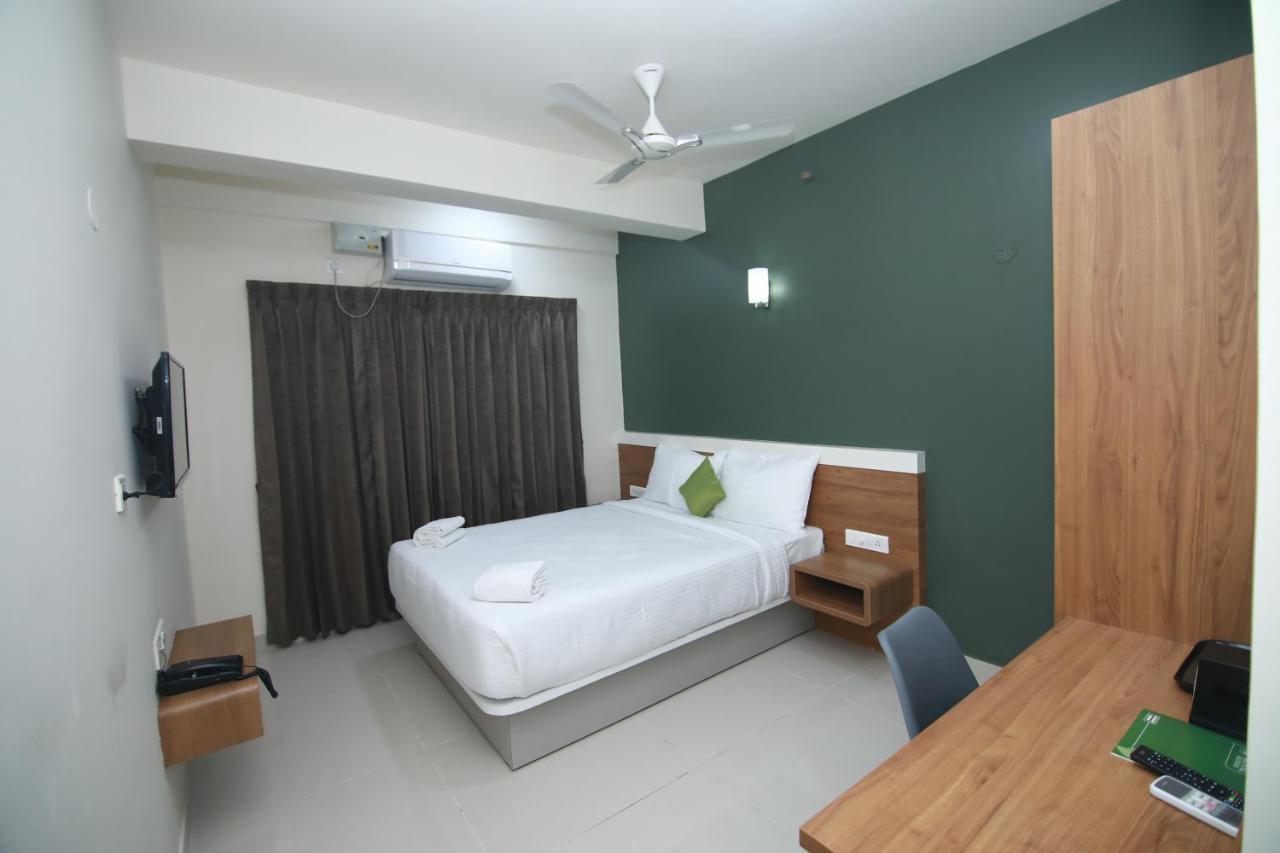 Hotel Royal Blooms Bangalore Esterno foto
