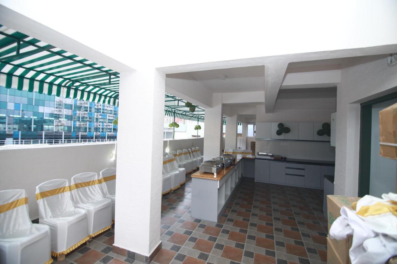 Hotel Royal Blooms Bangalore Esterno foto