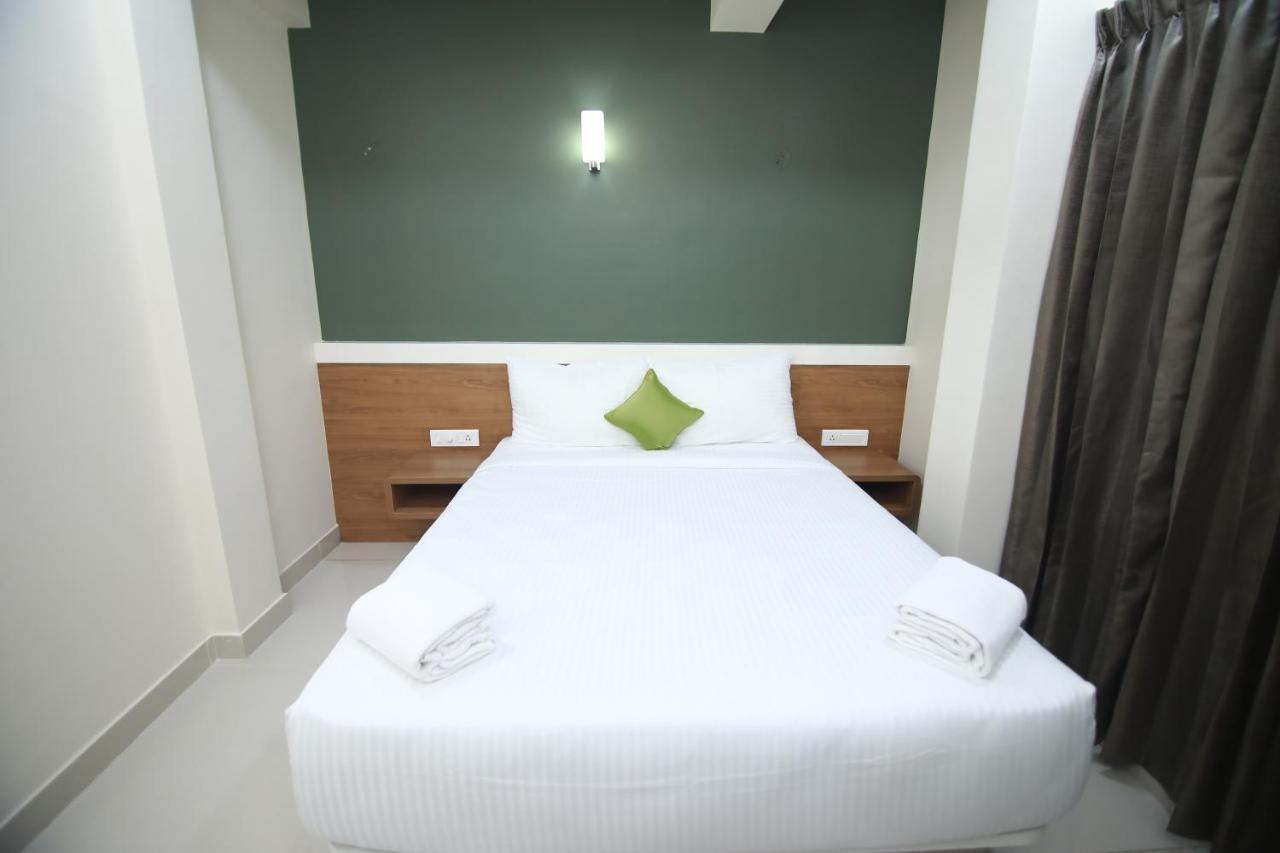 Hotel Royal Blooms Bangalore Esterno foto